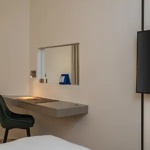 4* Отель Firstname